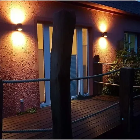 Bird Flight In The House By The Pond * פהמארן